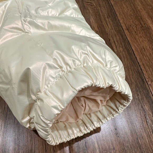 Levis Women's XL Shinny Ivory Puffer Jacket Sherpa
Lined Hooded Genuine Red Tab - Picture 9 of 13